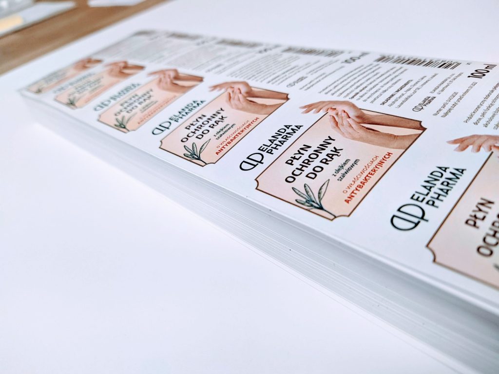 Etykiety samoprzylepne — zastosowania w logistyce i handlu