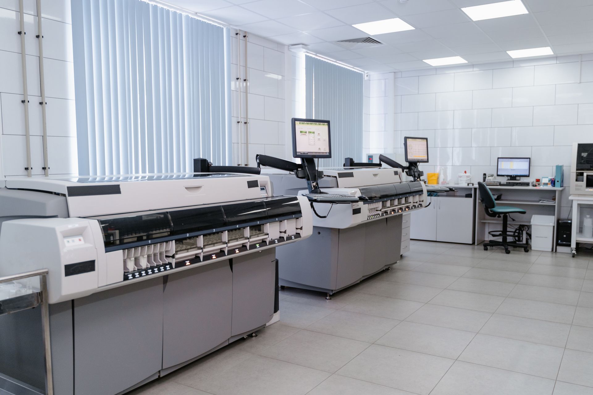 Druk cyfrowy UV inkjet i technika flexo: czym są i jak działają?