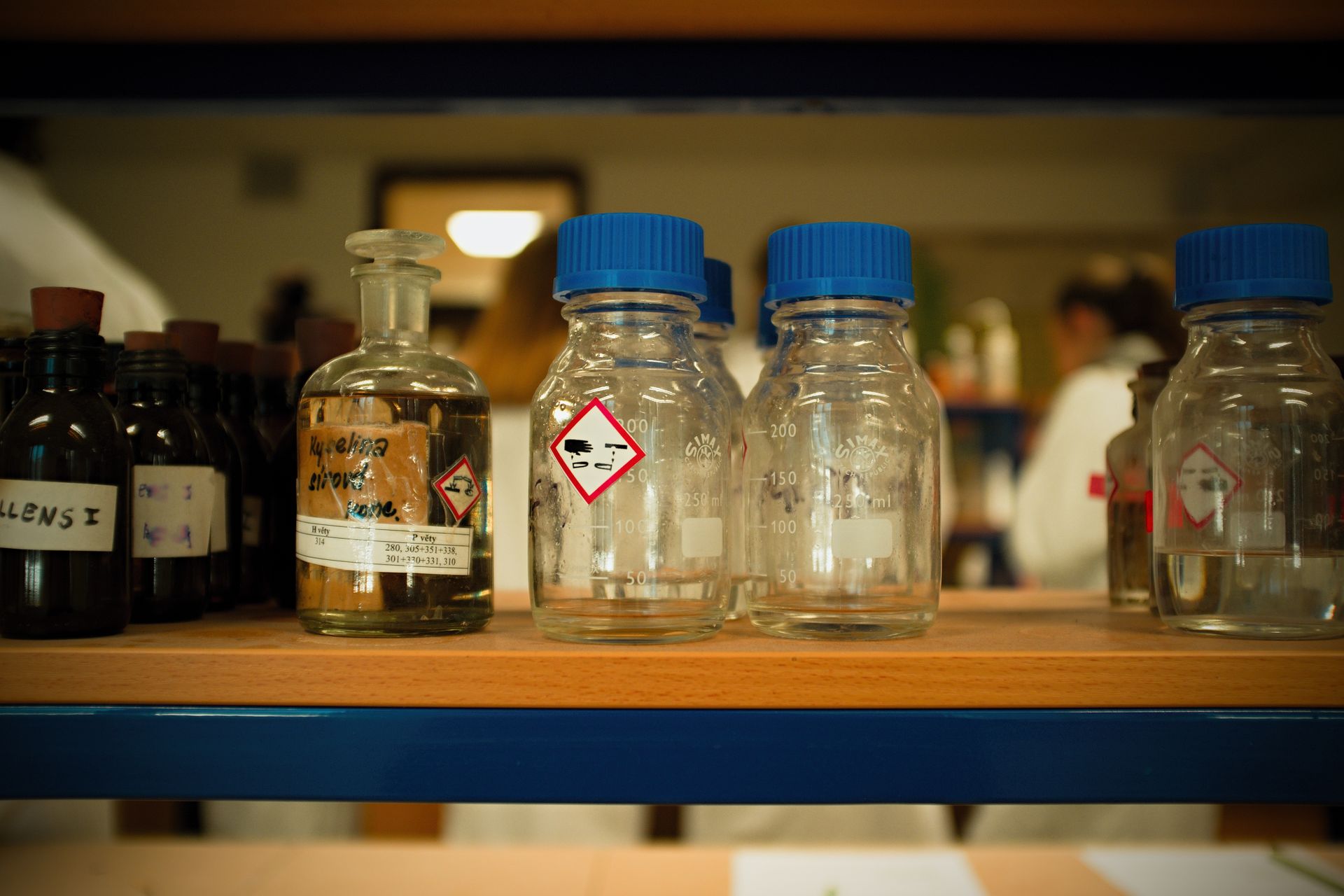 Etykiety GHS i CLP na substancje chemiczne: wymagania, piktogramy i dobór materiału odpornego na chemikalia
